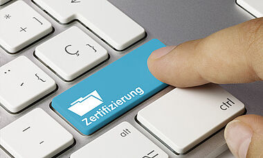 Zertifizierungs-Button auf einer Tastatur.