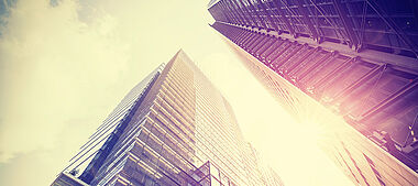 Hochauflösender Blick auf ein modernes Bürogebäude mit Glasfassade.