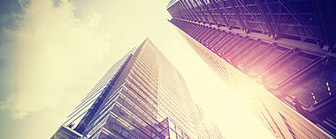 Hochauflösender Blick auf ein modernes Bürogebäude mit Glasfassade.