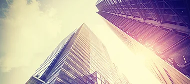 Hochauflösender Blick auf ein modernes Bürogebäude mit Glasfassade.