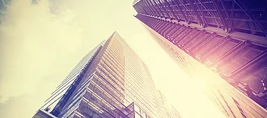 Hochauflösender Blick auf ein modernes Bürogebäude mit Glasfassade.